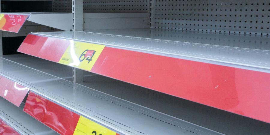 Paski cenowe w kolorze czerwonym na półkach regałowych