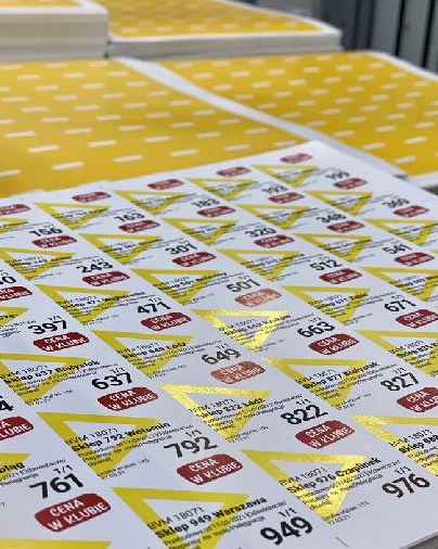 Arkusze z wydrukowanymi etykietami cenowymi przed docięciem