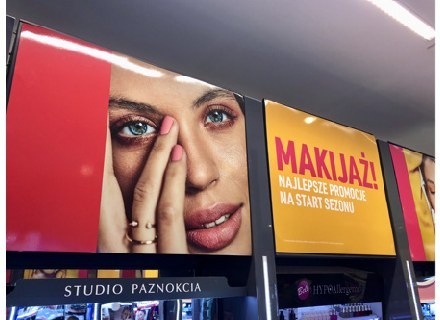 Fryzy reklamowe nad regałami w drogerii