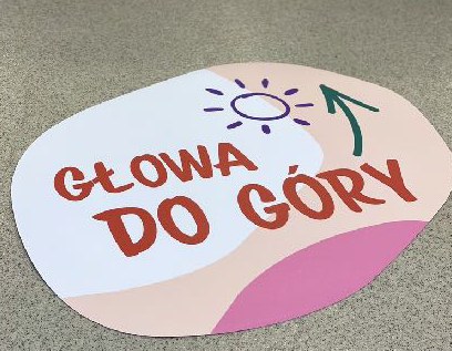 Owalna naklejka podłogowa z napisem Głowa do góry